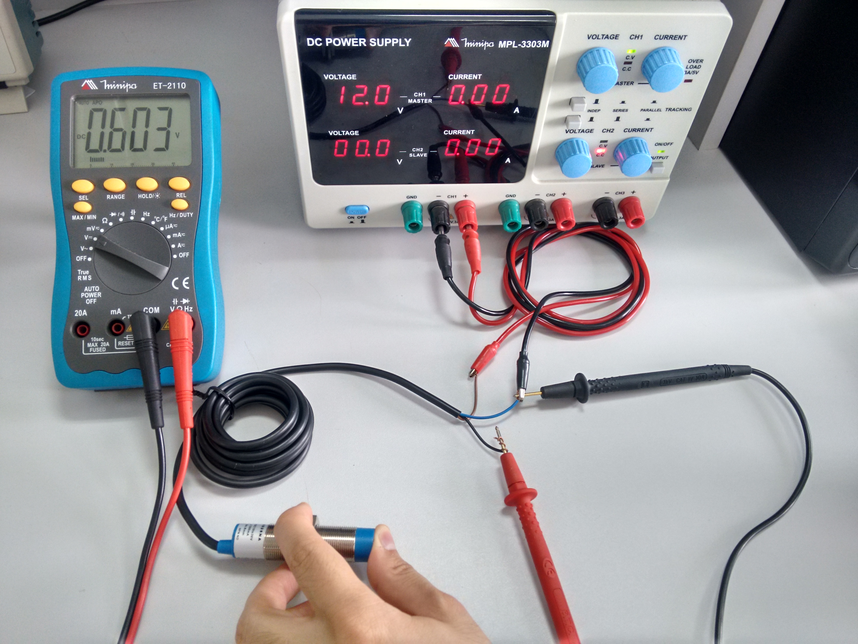 Ligando sensor capacitivo a uma fonte DC - comutado. 