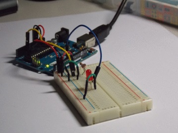 Exemplo de uso de fios jumpers com protoboard em um circuito com Arduino 