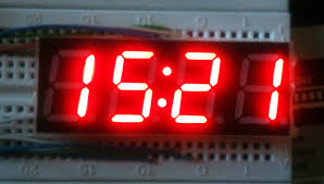Display 7 segmentos de 4 dígitos mostrando hora.