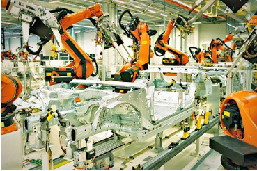 Braços robóticos industriais em linha de produção