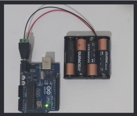 Pilha e adaptador conectados ao Arduino.